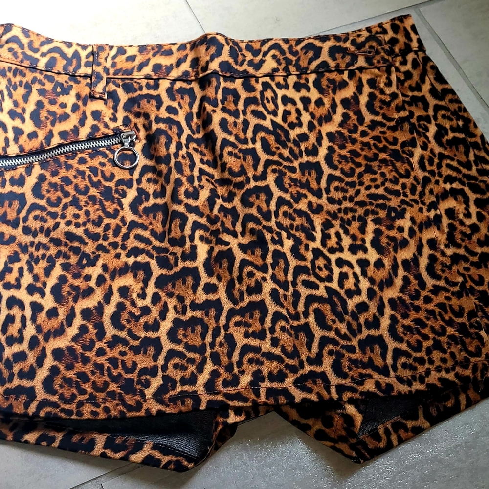 Zara leopard print short M new No tag